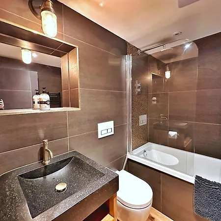 Chy Glynn. Luxury With Hot Tub And Views. Дом отдыха